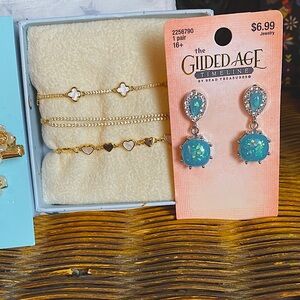 ARM CANDY- NWT ;Gold Bracelet Set & comes with FREE hair clips or earrings 🛍️